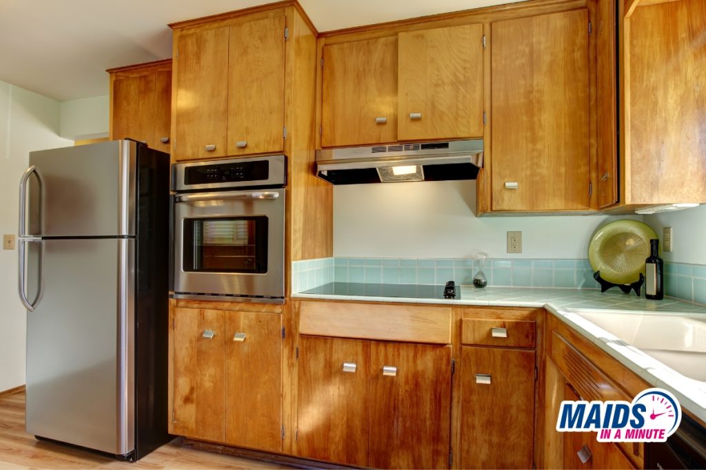 Maids in a minute - Cleaning wood kitchen cabinets